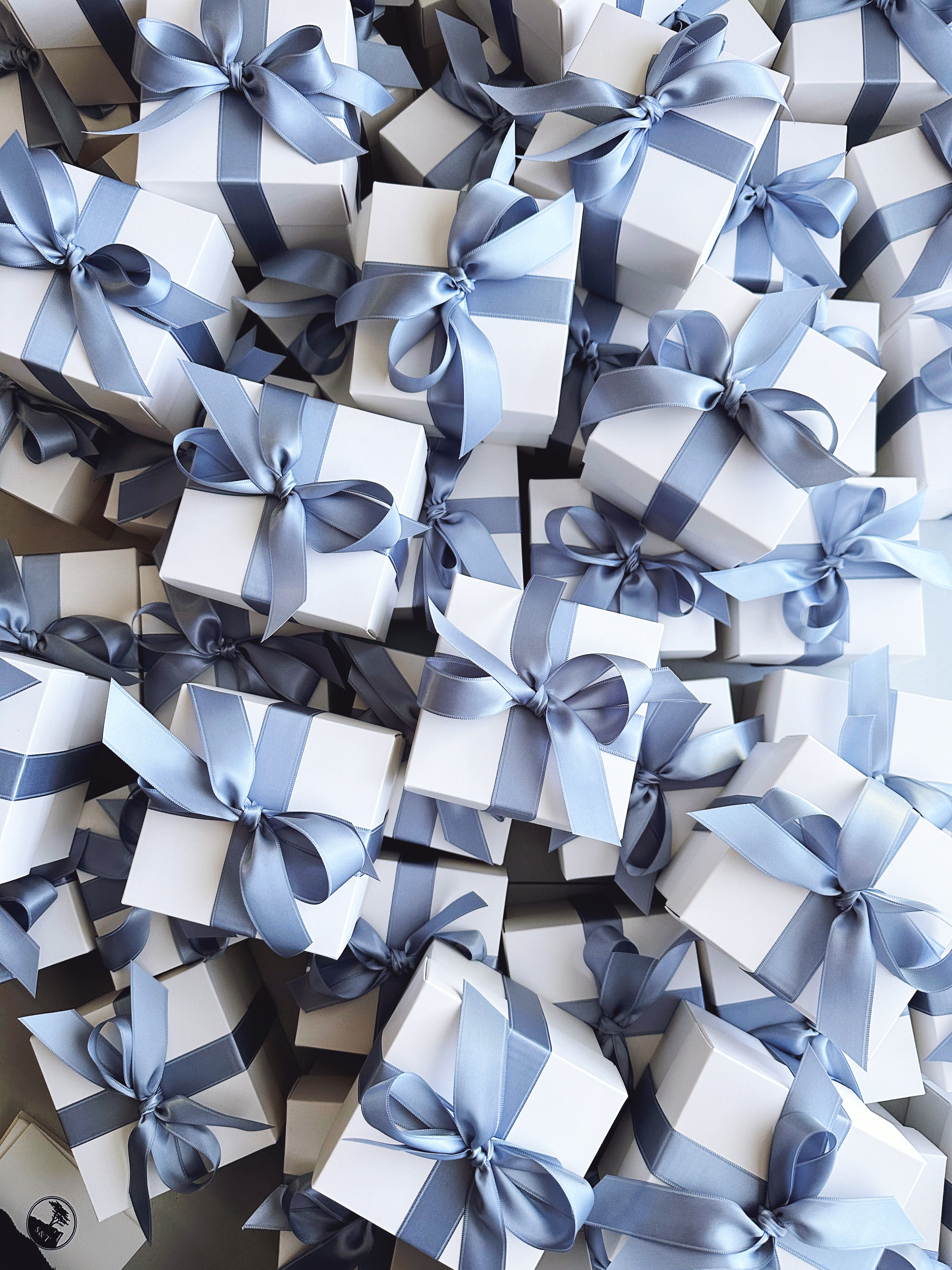 Gift box and card from Poppins & Post gift service, featuring a neatly wrapped package with a personalized greeting card.